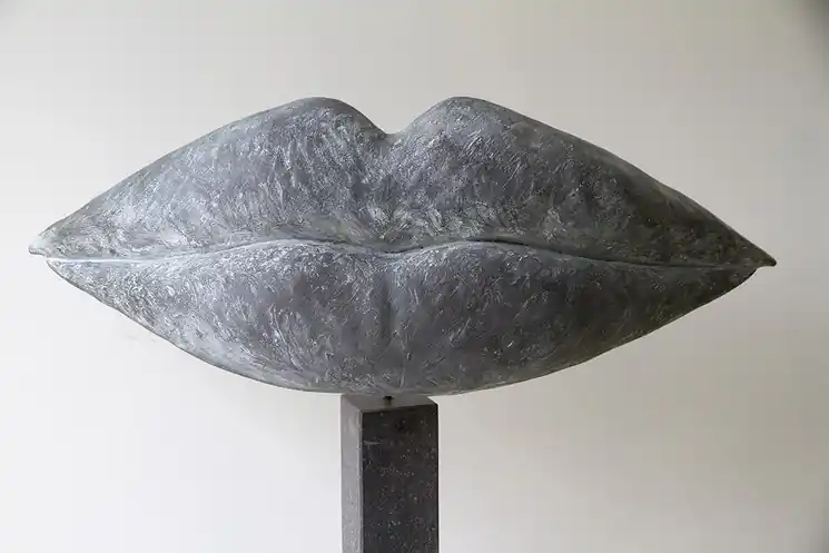 Handmade ▷ Kiss me by Linde Ergo, 2018 | Resin sculpture