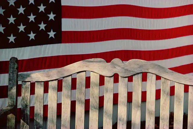 ▷ Flag and Bench, Connecticut by Michael K. Yamaoka, 2005 | Encre Photographies Genuine
