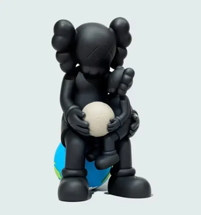 ▷ Kaws Holiday Thailand Black by Kaws, 2025 | Decorative Objects for Sale Top Pick