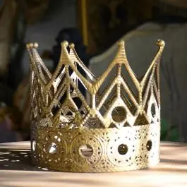 Regal Point Top Crown Decor Deal